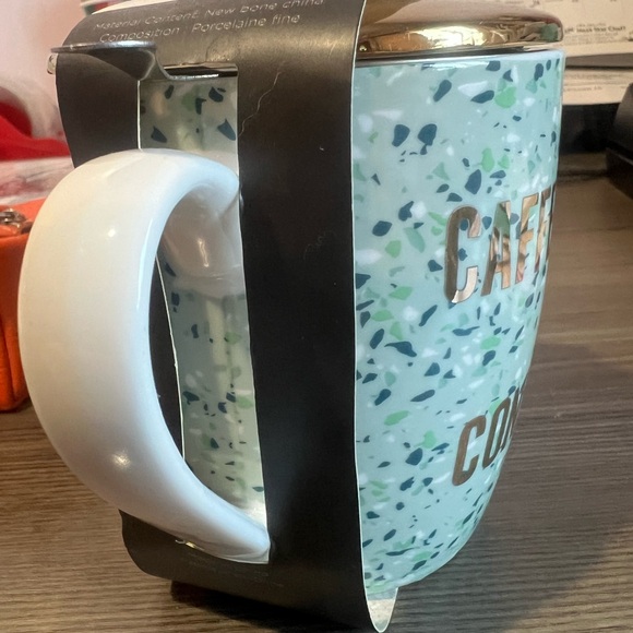 Mug with Gold lid & includes infuser - Picture 2 of 5